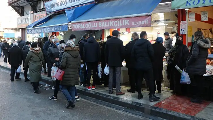 Kardan sonra evden çıkan vatandaş balığa hücum etti