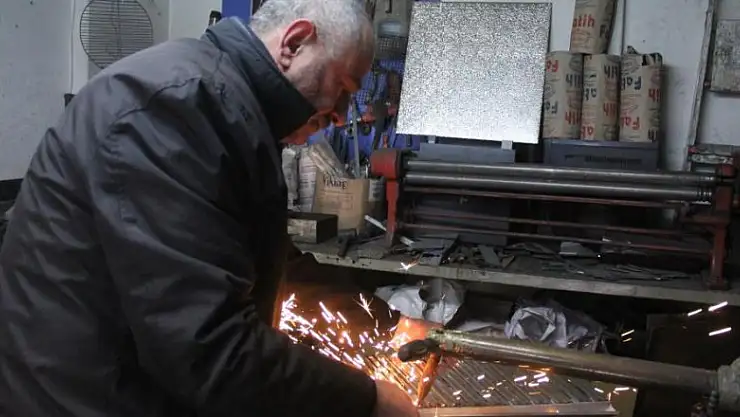 Babadan kalma 'tenekecilik' mesleğini yaşatıyor