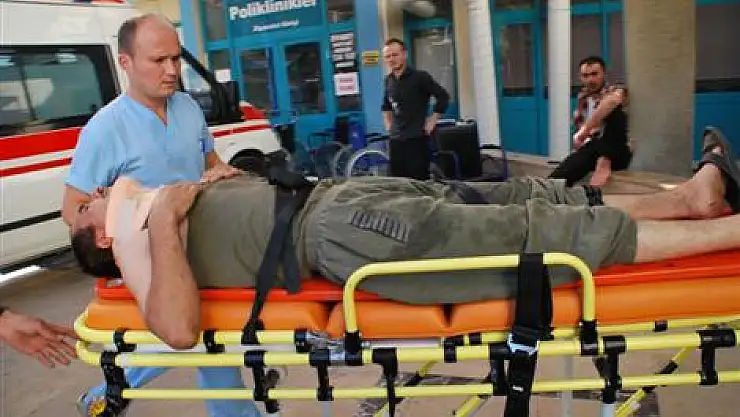 Erik toplamak için çıktığı çatıdan düştü