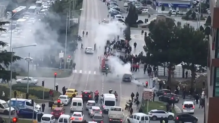Samsun'da seyir halindeyken yangın çıkan otomobil kullanılamaz hale geldi