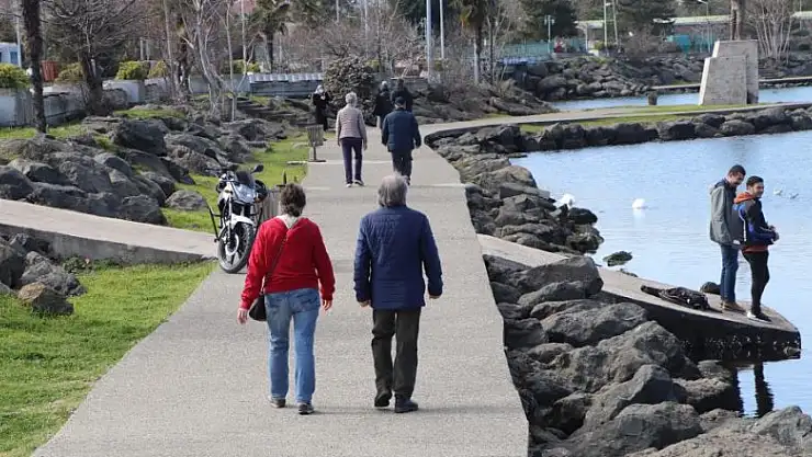 Samsun'da sıcaklık 23 dereceyi gördü