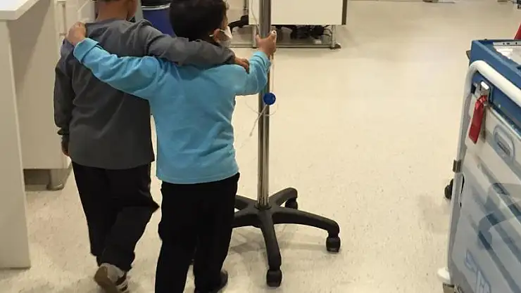  İki çocuğun duygulandıran 'kemoterapi' arkadaşlığı