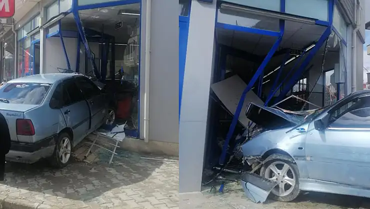  Samsun'da otomobil markete girdi: 2 yaralı