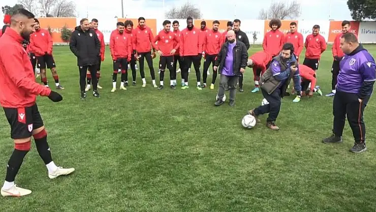 Down sendromlu çocuklar Samsunsporlu futbolcularla top oynadı