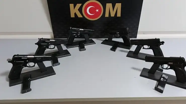 Otobüsteki yolcunun sırt çantasından 6 tabanca ele geçti