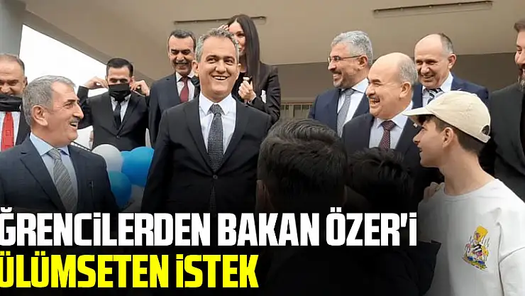 Öğrencilerden Bakan Özer'i gülümseten istek: 'Müzikten bırakıyorlar, sınıfta kalma olmasın'