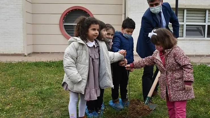 Minik öğrenciler fidanları toprakla buluşturdu