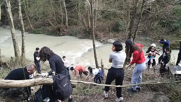 Öğrenciler meyve fidanı dikti