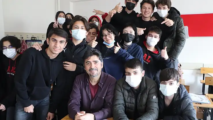 Bu öğretmenin on parmağında on marifet