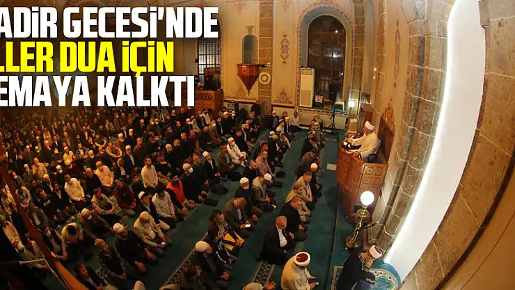 Kadir Gecesi'nde eller dua için semaya kalktı