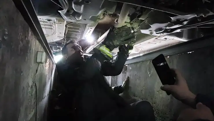 Otomobilin altına giren kediyi itfaiye kurtardı