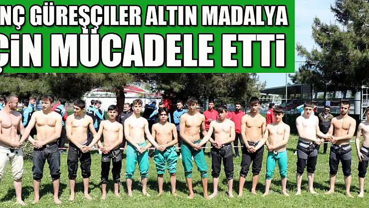 Genç güreşçiler altın madalya için mücadele etti