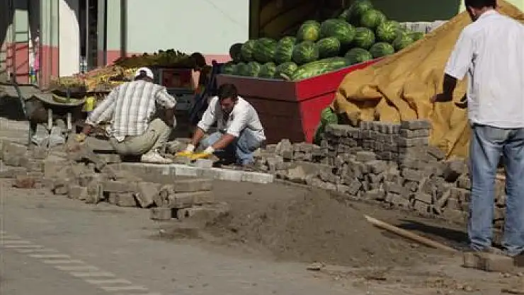 Parkeleri belediyemi döşeyecekti?