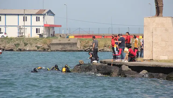 Dalgıçlar denizden atık topladı