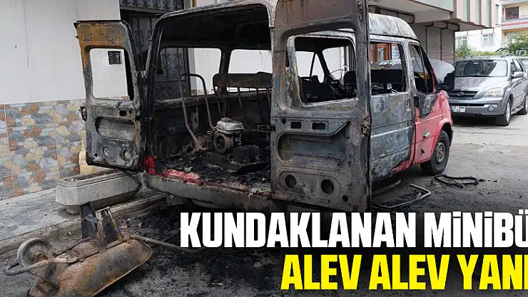 Kundaklanan minibüs alev alev yandı