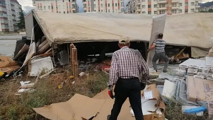 Tosya'da tır devrildi, sürücü yaralandı