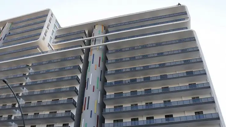 Dolandırıldığını iddia ettiği 15 katlı binada intihara kalkıştı