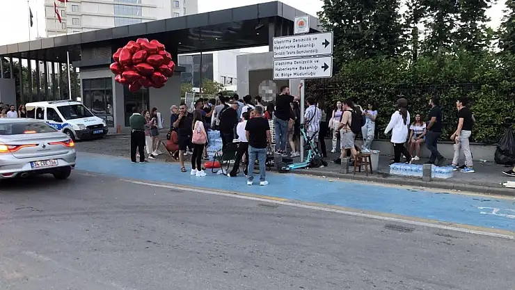 Samsun'da yüzlerce metrelik konser kuyruğu