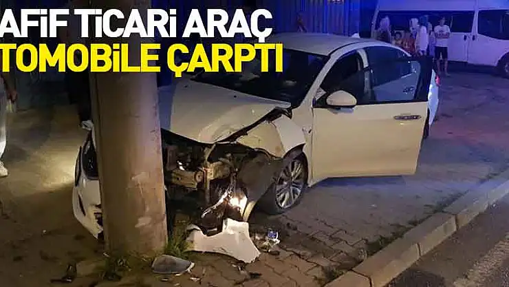 Hafif ticari araç otomobile çarptı: 1 yaralı 