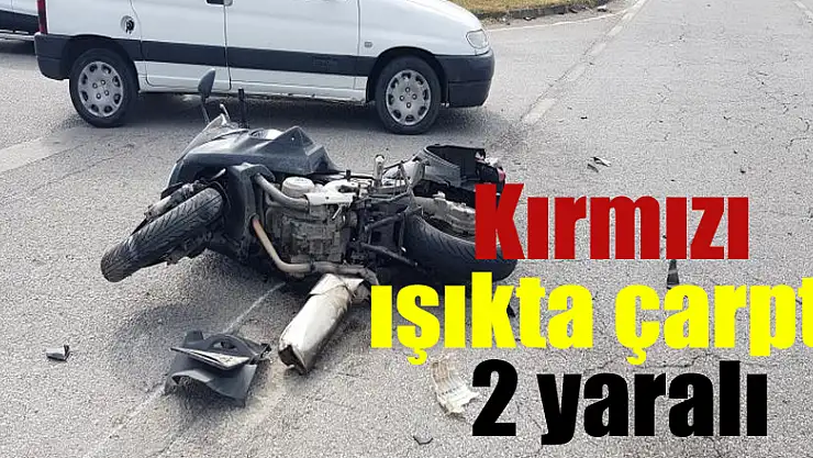 Otomobil kırmızı ışıkta bekleyen motosiklete çarptı: 2 yaralı