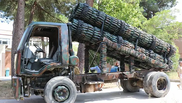 Atık malzeme ve hurda kamyondan 'mobil askeri füze rampası' yaptılar