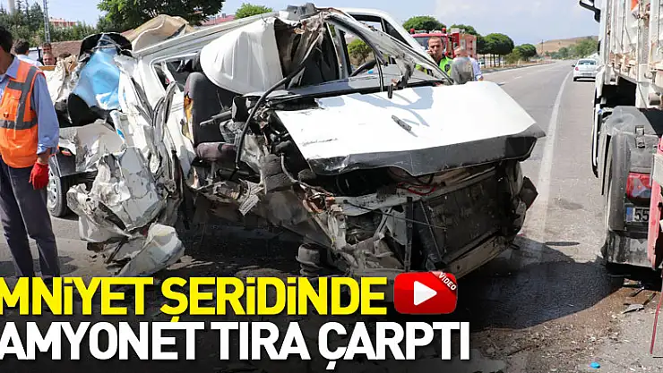 Emniyet şeridinde kamyonet tıra çarptı