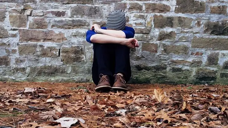 Sevilmeme, yalıtılmışlık, değersizlik, yalnızlık gibi düşünceler acı veren duygulara sürüklüyor