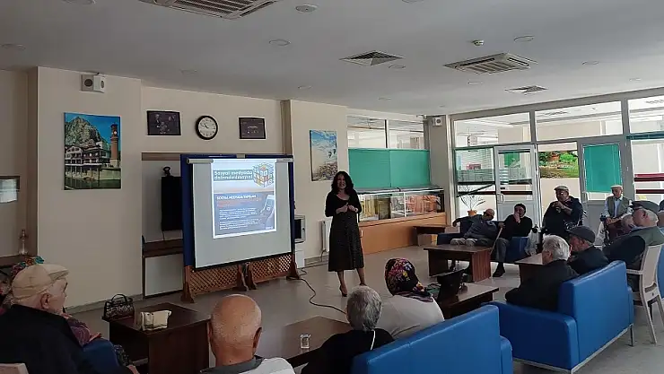 Aile ve Sosyal Hizmetler Bakanlığı 34 ilde 1514 yaşlıya dijital okuryazarlık eğitimi verdi