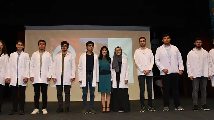 Yeni tıbbiyeliler önlük giydi