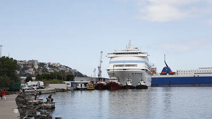 937 yolcusuyla Samsun'a devasa gemi geldi