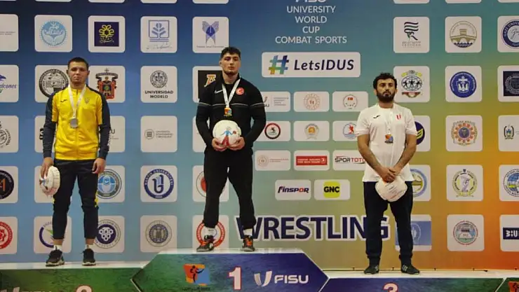 Büyükşehirli güreşçiden tarihi başarı