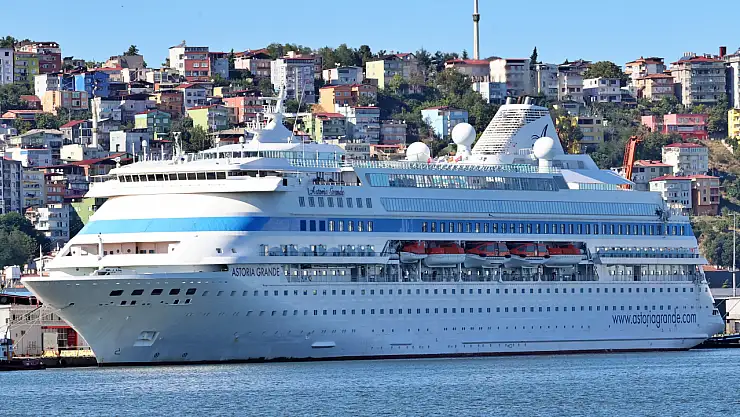 940 yolculu Dev Gemi Samsun'da