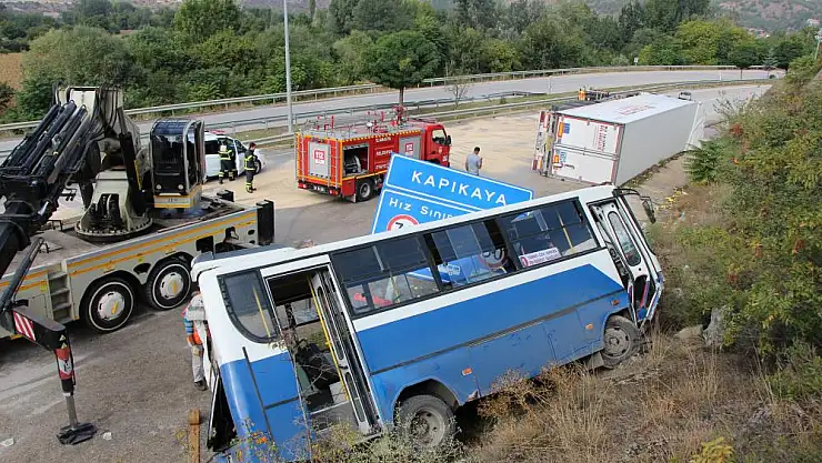Amasya'da tır ile halk otobüsü çarpıştı, yolcu bulunmaması faciayı önledi