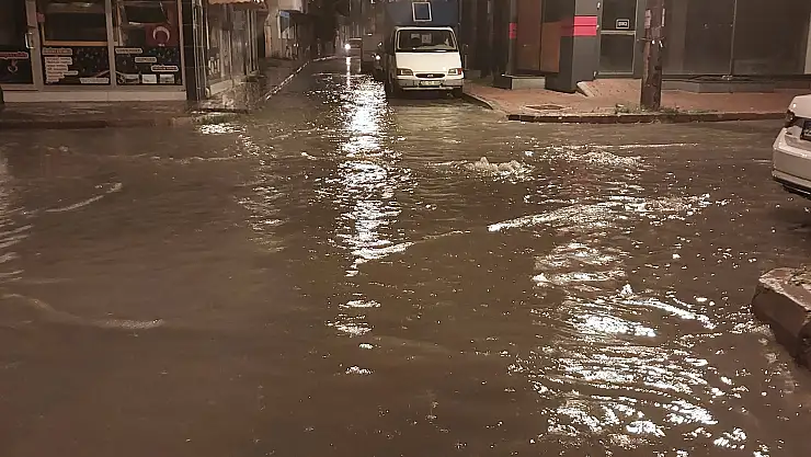 Samsun'un Bafra ilçesinde sağanak hayatı olumsuz etkiledi