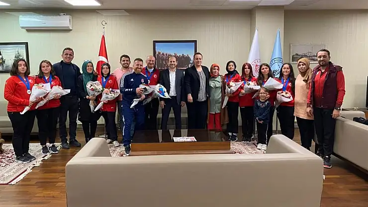 Bocce milli Takımına çiçekli karşılama