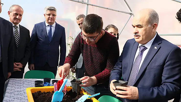 Özel çocuklar 'göl soğanı' dikti