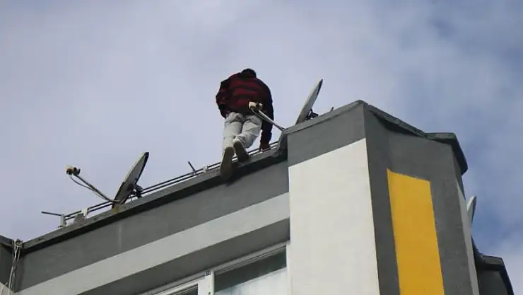 Sevgilisiyle tartışıp çatıya çıktı