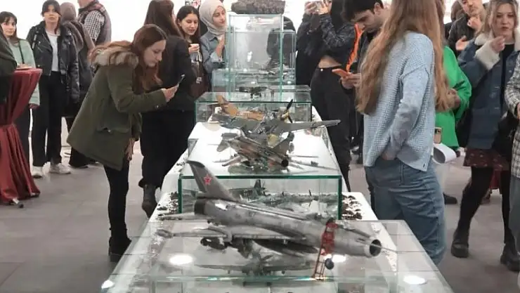 Türk ve dünya tarihi minyatürleri göz boyuyor