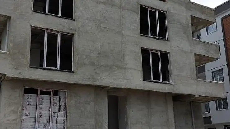 Bastığı tahta kırılan inşaat işçisi hastanelik oldu