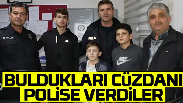 Cami şadırvanında buldukları cüzdanı polise verdiler