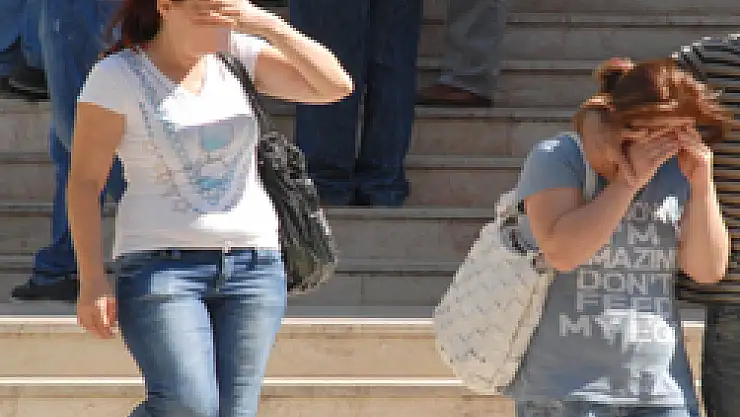 Kız kardeşler Giyim eşyası çaldılar