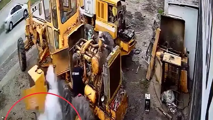 Greyderin lastiğinin patlaması kamerada