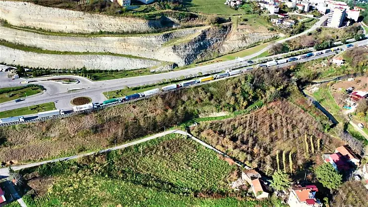 Rusya ile gemi trafiği yavaşladı, tırlar Samsun'da yığıldı