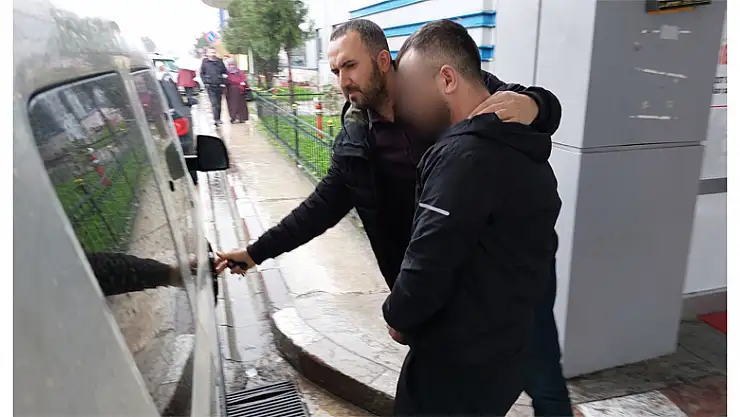 Araçta uyuşturucu madde ve uyuşturucu satışı paralarıyla yakalandılar