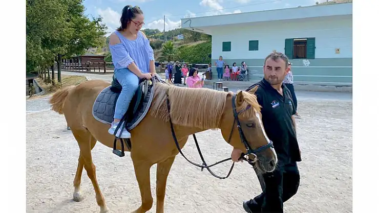 2 bin çocuğa atlı terapi