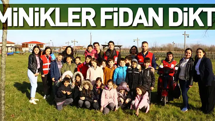 Üniversite öğrencileri, miniklerle birlikte fidan dikti