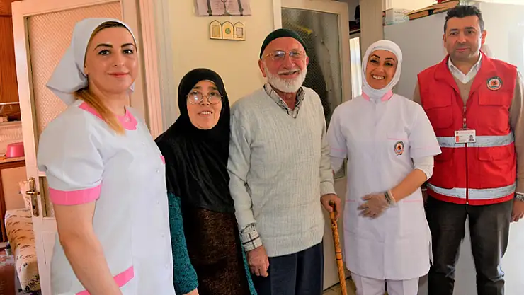 Samsun'da belediye ekipleri bakıma muhtaç insanların evlerini temizliyor, yemeklerini yapıyor