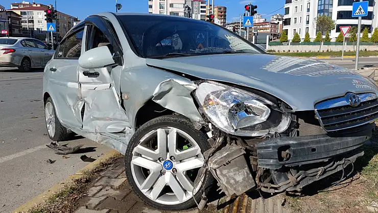 Samsun'da kavşakta iki otomobil çarpıştı: 4 yaralı