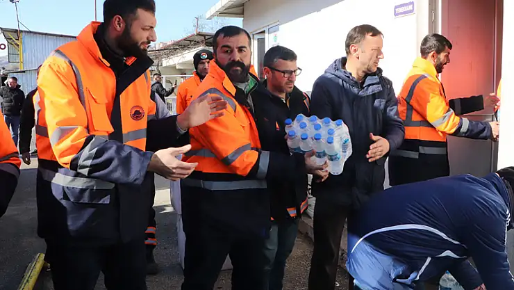 Temizlik personellerinden depremzedelere yürek ısıtan yardım