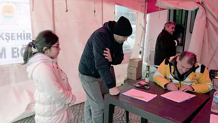 Kumbarasında biriktirdiği parayla depremzedelere battaniye aldı